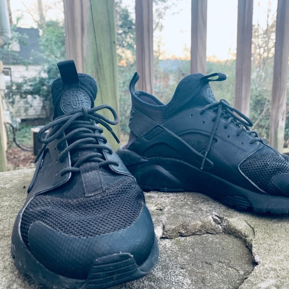 Huarache Triple Black Mid